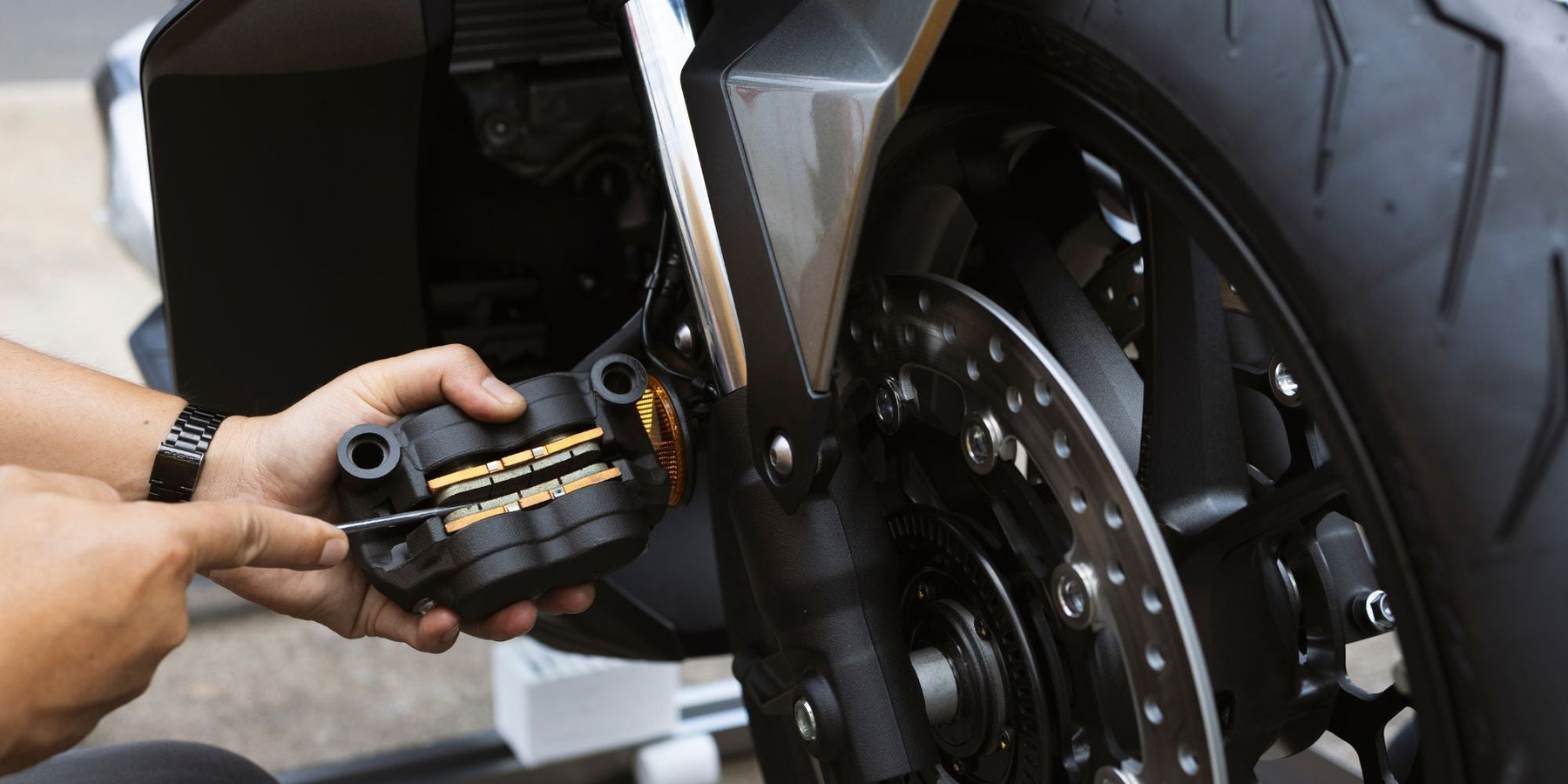 バイクのブレーキパッド交換のやり方｜初心者向け5ステップ