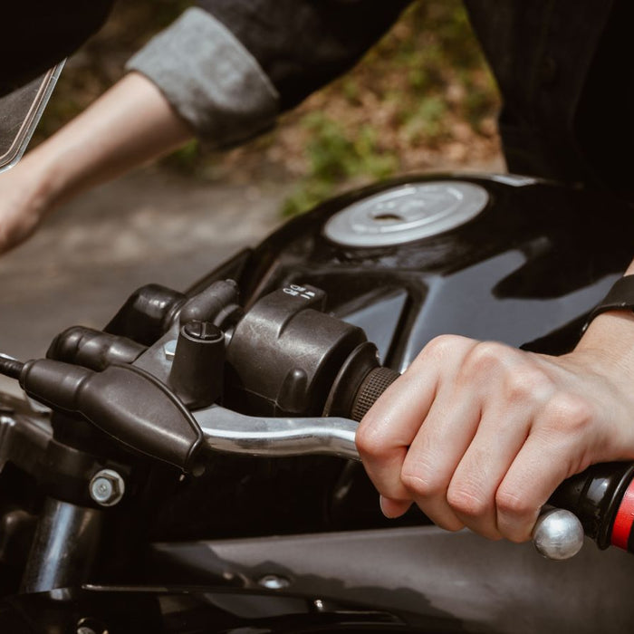 バイクのクラッチ遊び調整｜目安と失敗しない4手順