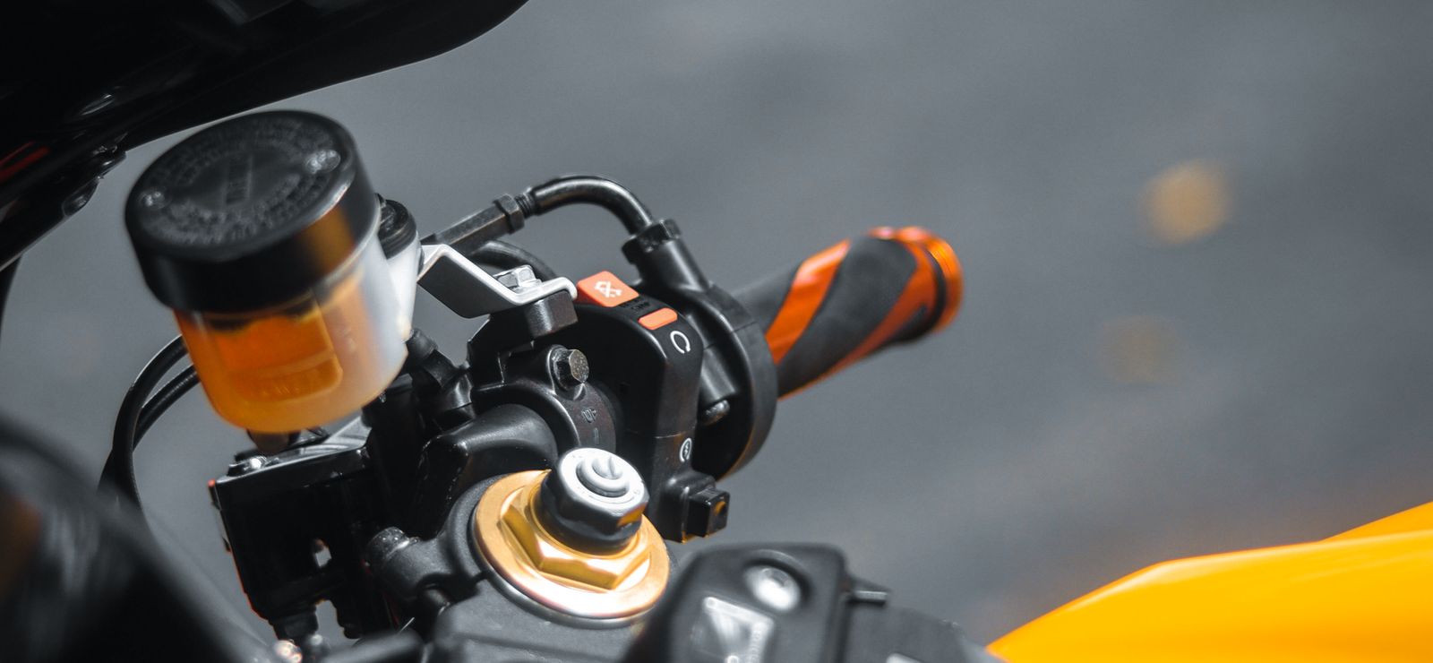 バイクのブレーキフルード交換時期｜色で見分ける3つのサイン