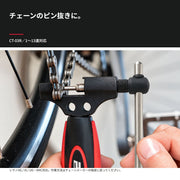 チェーンカッターでピンを押し出す作業